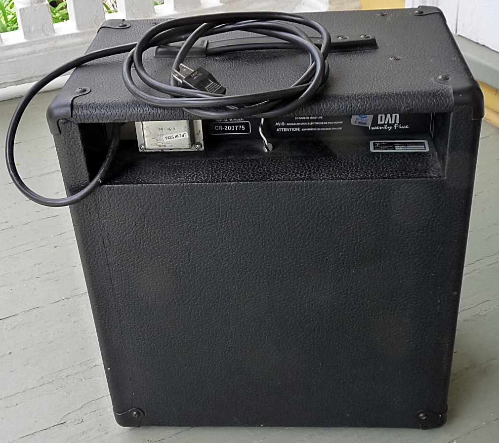 FENDER&nbsp;BXR-25 Bass Guitar Amp- back view