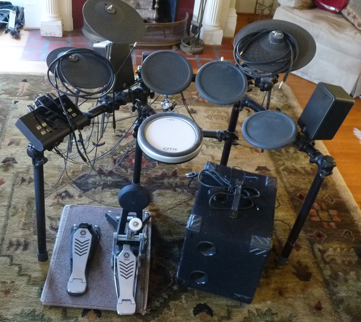 YAMAHA DTX500 electronic drum kit with MS50DR amplified speaker system